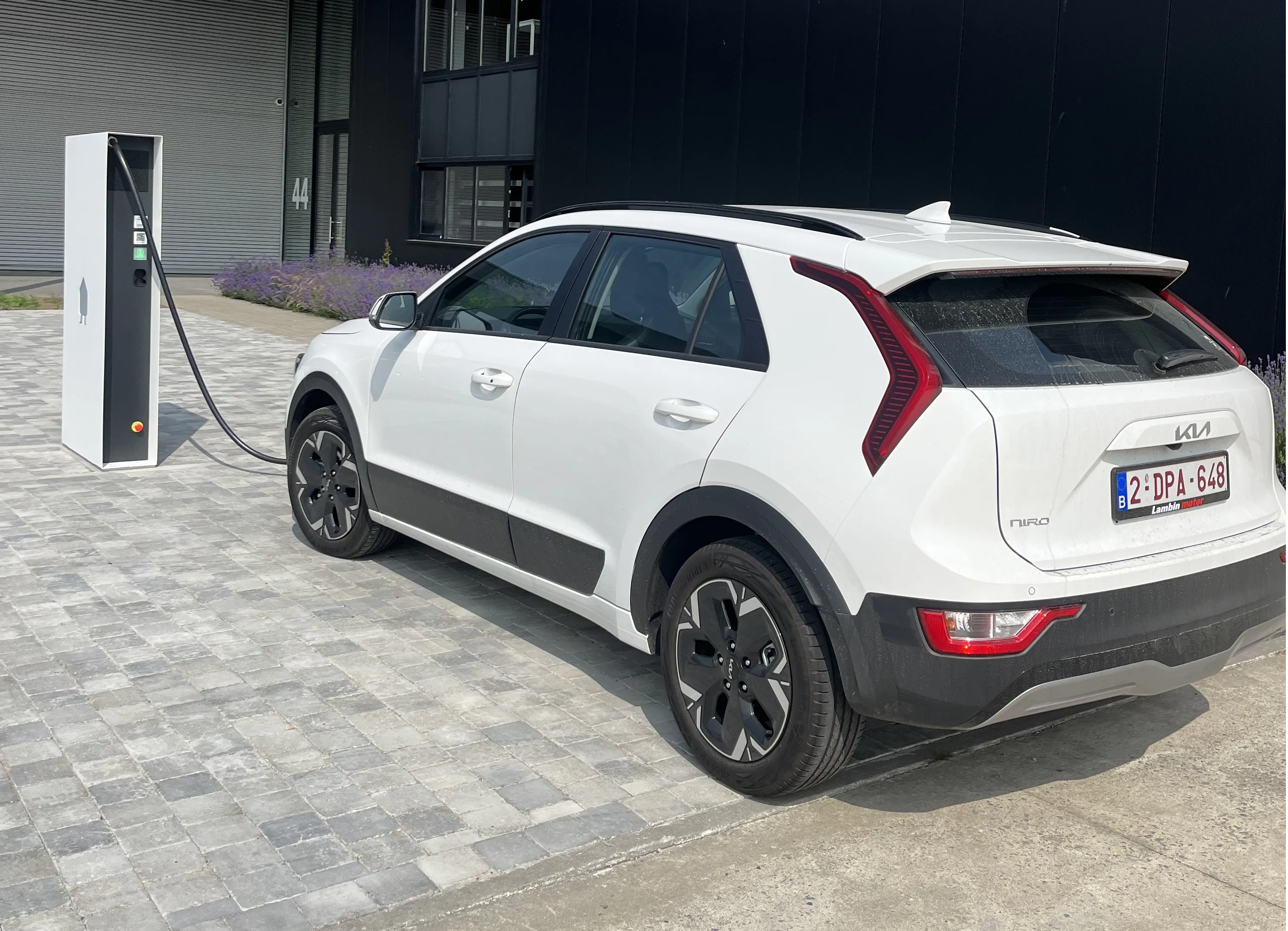 Borne de recharge rapide DC 300 kW installée par Noveway pour entreprise