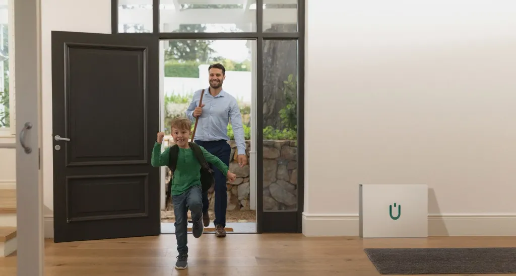 Famille rentrant à la maison avec une batterie domestique intelligente Noveway